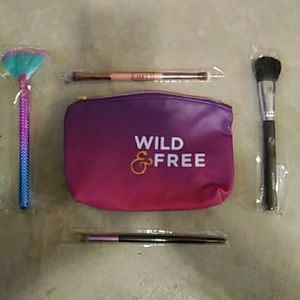 New high-end makeup brushes and cosmetic bag.